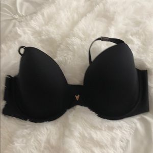 NWT Victoria’s Secret black lightly lined bra.
